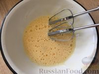 Фото приготовления рецепта: Манные кексы с соком малины и смородиновой глазурью - шаг №5