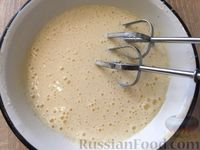 Фото приготовления рецепта: Манные кексы с соком малины и смородиновой глазурью - шаг №6