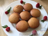 Фото приготовления рецепта: Манные кексы с соком малины и смородиновой глазурью - шаг №11