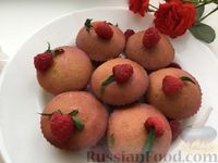 Фото приготовления рецепта: Манные кексы с соком малины и смородиновой глазурью - шаг №17