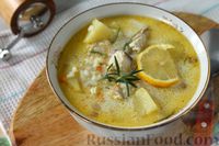 Фото к рецепту: Суп из скумбрии с рисом, сметаной и розмарином