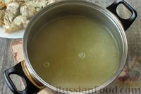 Фото приготовления рецепта: Суп из скумбрии с рисом, сметаной и розмарином - шаг №3