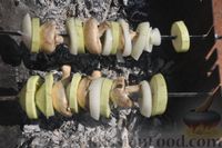 Фото приготовления рецепта: Шашлык из овощей и грибов, с чесночной заправкой - шаг №5
