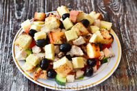 Фото к рецепту: Греческий салат с курицей и сухариками