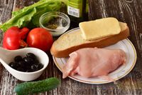 Фото приготовления рецепта: Греческий салат с курицей и сухариками - шаг №1
