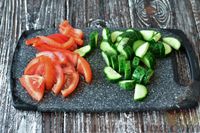 Фото приготовления рецепта: Греческий салат с курицей и сухариками - шаг №6