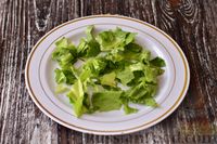 Фото приготовления рецепта: Греческий салат с курицей и сухариками - шаг №9