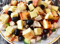 Фото приготовления рецепта: Греческий салат с курицей и сухариками - шаг №16