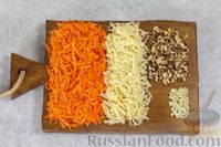 Фото приготовления рецепта: Салат из моркови с сыром, орехами и чесноком - шаг №3