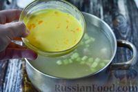 Фото приготовления рецепта: Куриный суп с вермишелью и сливочно-яичной заправкой - шаг №10
