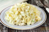 Фото к рецепту: Салат из капусты с курицей, сыром и яичными белками