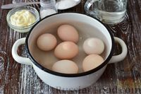 Фото приготовления рецепта: Салат из капусты с курицей, сыром и яичными белками - шаг №3
