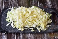 Фото приготовления рецепта: Салат из капусты с курицей, сыром и яичными белками - шаг №8