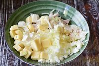 Фото приготовления рецепта: Салат из капусты с курицей, сыром и яичными белками - шаг №9