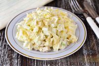 Фото приготовления рецепта: Салат из капусты с курицей, сыром и яичными белками - шаг №11