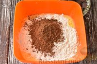 Фото приготовления рецепта: Шоколадный кекс с вишней - шаг №7