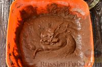 Фото приготовления рецепта: Шоколадный кекс с вишней - шаг №8