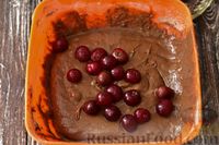 Фото приготовления рецепта: Шоколадный кекс с вишней - шаг №9