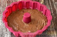 Фото приготовления рецепта: Шоколадный кекс с вишней - шаг №10