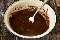 Фото приготовления рецепта: Шоколадный кекс с вишней - шаг №13