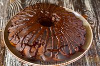 Фото приготовления рецепта: Шоколадный кекс с вишней - шаг №14