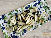 Фото приготовления рецепта: Салат с грибами, баклажанами, яйцами и маринованным луком - шаг №5