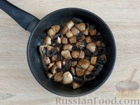 Фото приготовления рецепта: Салат с грибами, баклажанами, яйцами и маринованным луком - шаг №8