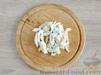 Фото приготовления рецепта: Салат с грибами, баклажанами, яйцами и маринованным луком - шаг №11