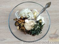 Фото приготовления рецепта: Салат с грибами, баклажанами, яйцами и маринованным луком - шаг №14