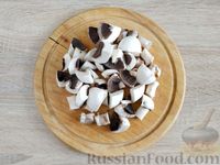 Фото приготовления рецепта: Салат с грибами, баклажанами, яйцами и маринованным луком - шаг №7