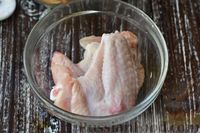 Фото приготовления рецепта: Запечённые куриные крылышки с копчёным сыром - шаг №2
