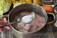Фото приготовления рецепта: Куриный суп с рисом и капустой - шаг №2
