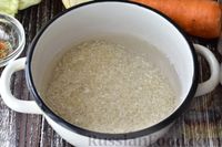 Фото приготовления рецепта: Куриный суп с рисом и капустой - шаг №4