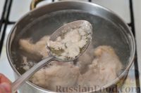 Фото приготовления рецепта: Куриный суп с рисом и капустой - шаг №3