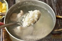 Фото приготовления рецепта: Куриный суп с рисом и капустой - шаг №5