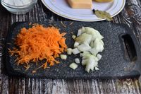 Фото приготовления рецепта: Куриный суп с сырными клецками и рисом - шаг №3