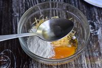 Фото приготовления рецепта: Сырные шарики с черносливом и орехами - шаг №10