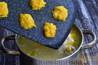 Фото приготовления рецепта: Куриный суп с сырными клецками и рисом - шаг №11