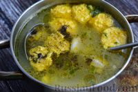 Фото приготовления рецепта: Куриный суп с сырными клецками и рисом - шаг №15
