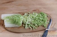 Фото приготовления рецепта: Салат из пекинской капусты с редиской и зеленью - шаг №2