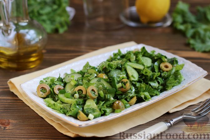 Салат с оливками и огурцами