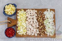 Фото приготовления рецепта: Салат с курицей, яблоками, грецкими орехами и гранатом - шаг №5