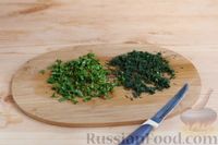 Фото приготовления рецепта: Салат из пекинской капусты с редиской и зеленью - шаг №4