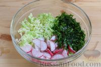 Фото приготовления рецепта: Салат из пекинской капусты с редиской и зеленью - шаг №5