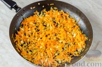 Фото приготовления рецепта: Рыбный рулет, запечённый с морковью, яйцом, сыром и маслинами (в фольге) - шаг №8
