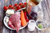 Фото приготовления рецепта: Мясо, томленное в вине, с фасолью, помидорами и морковью - шаг №1