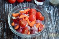 Фото приготовления рецепта: Мясо, томленное в вине, с фасолью, помидорами и морковью - шаг №4