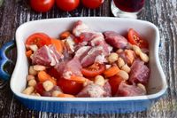 Фото приготовления рецепта: Мясо, томленное в вине, с фасолью, помидорами и морковью - шаг №8