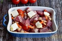 Фото приготовления рецепта: Мясо, томленное в вине, с фасолью, помидорами и морковью - шаг №10