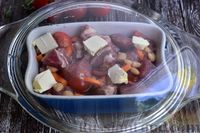 Фото приготовления рецепта: Мясо, томленное в вине, с фасолью, помидорами и морковью - шаг №11